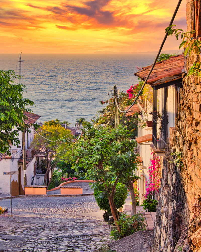 Camina por las rústicas calles de Puerto Vallarta