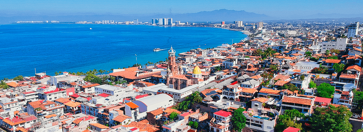 Vista aérea de la Bahía de Puerto Vallarta con la Iglesia de Nuestra Señora de Guadalupe al fondo.