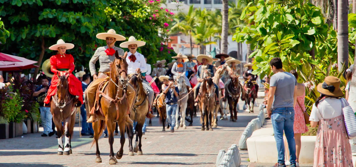 Desfile de charros durante el Campeonato Internacional Charro Vallarta 2025, en el malecón de Puerto Vallarta