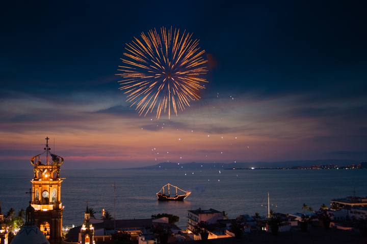 Fuegos Artificiales todas las noches en Puerto Vallarta