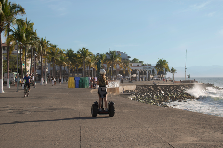 Pasea en bicicleta o en Segway en el malecón de Puerto Vallarta