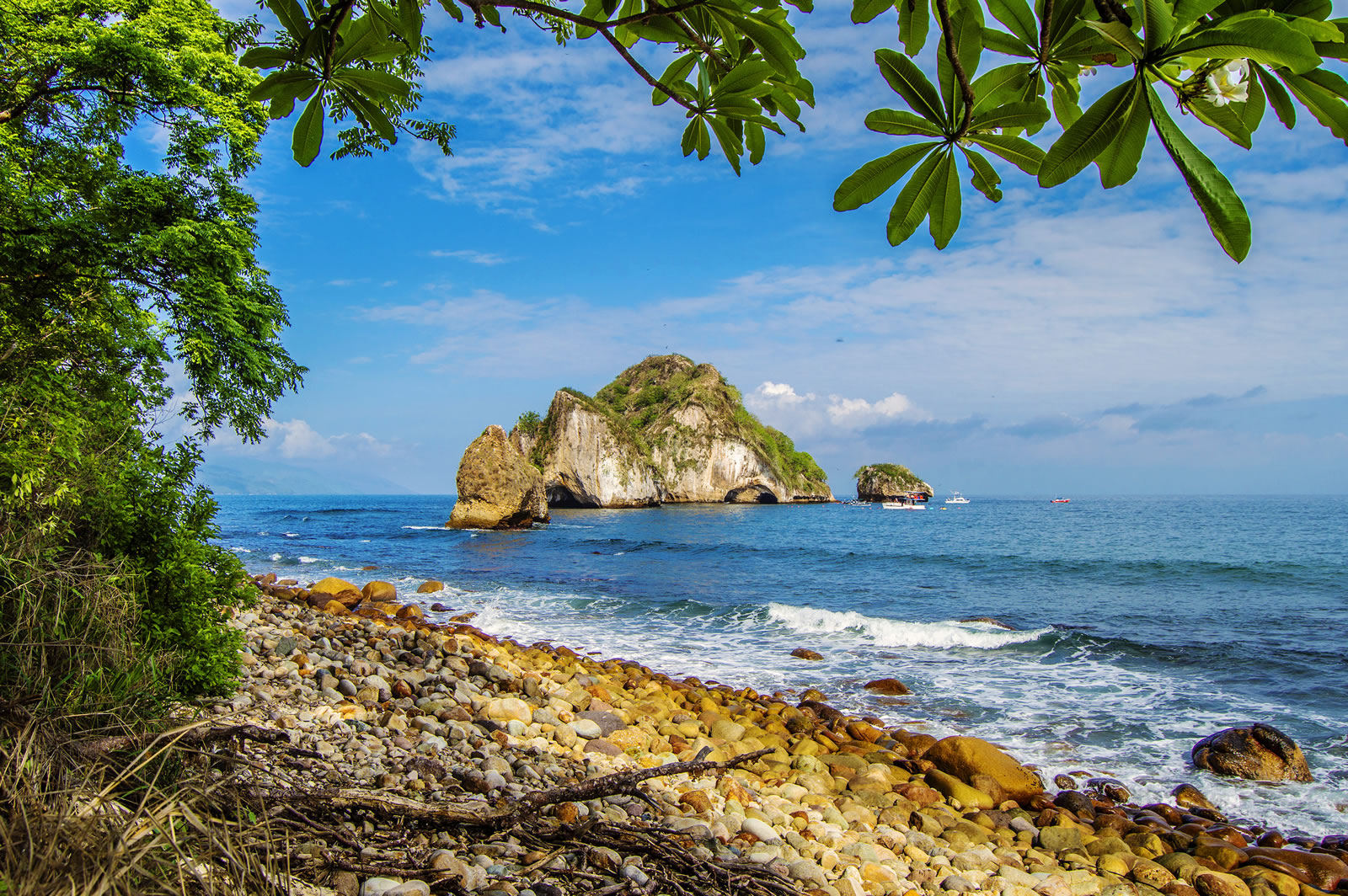 Frente a playa Mismaloya se encuentran Los Arcos un bello parque Nacional Marino en Puerto Vallarta