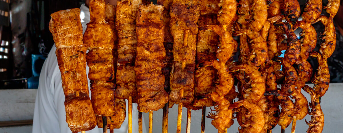 Comer camaron en vara asada