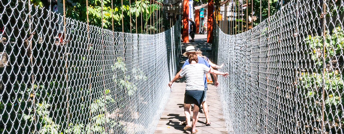 Cruzar los puentes del rio cuale