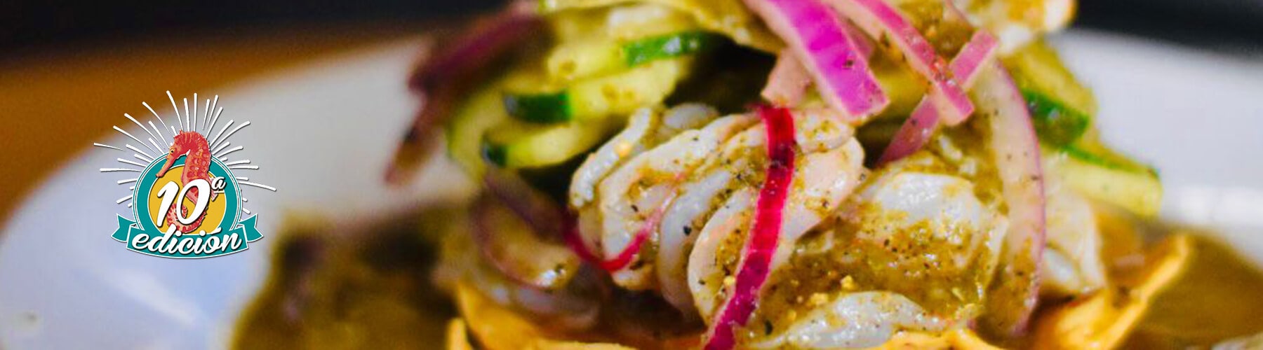Primer plano de una tostada de ceviche de camarón con pepino y cebolla roja