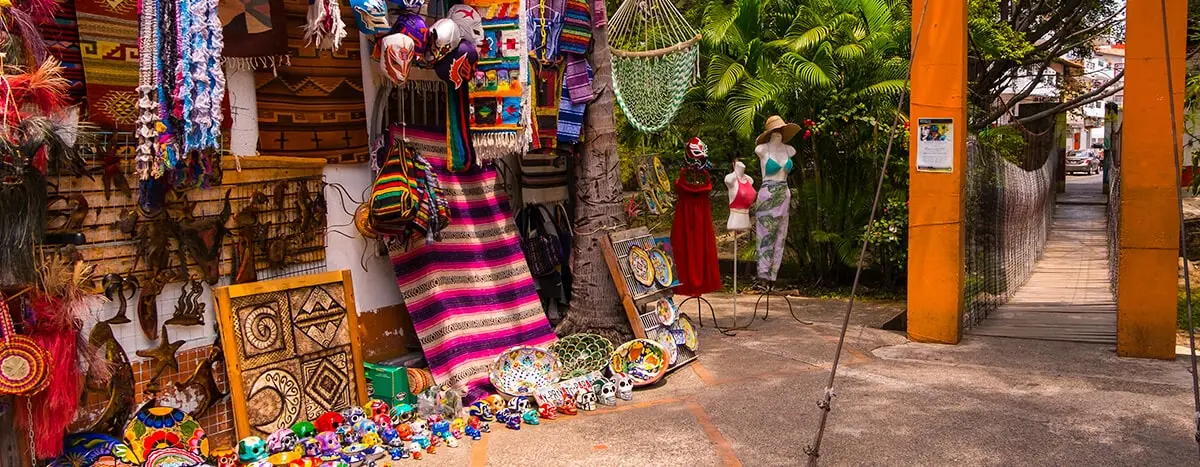 Mercado local de artesanías coloridas en Puerto Vallarta.