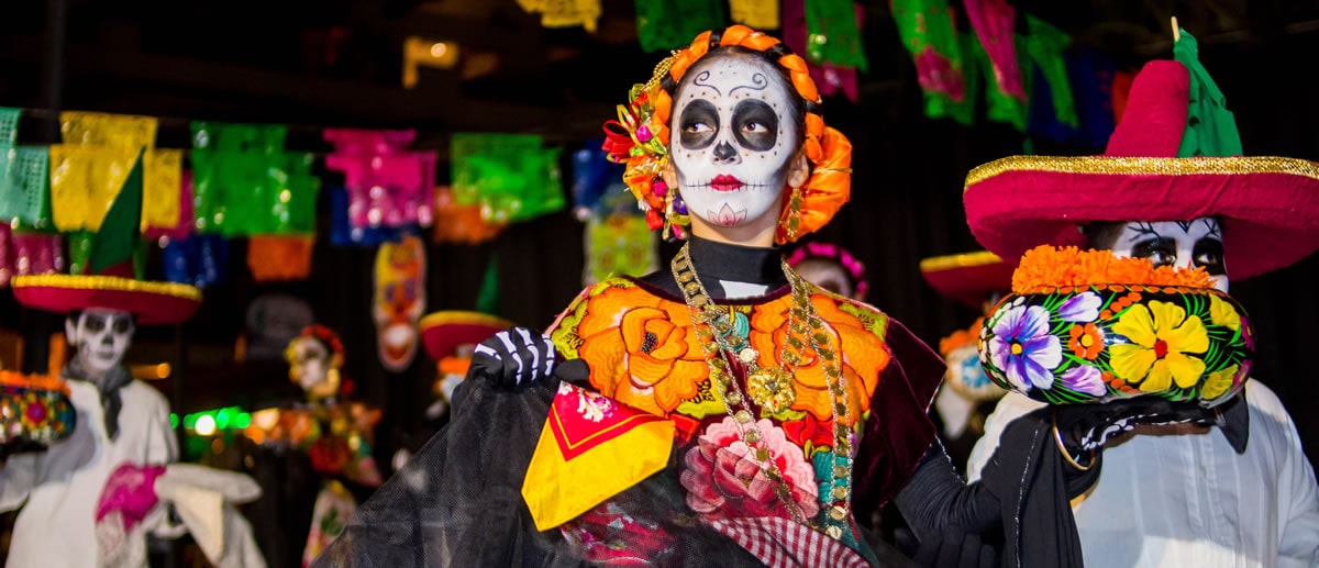 Mujer con maquillaje de Catrina celebrando el Día de Muertos.