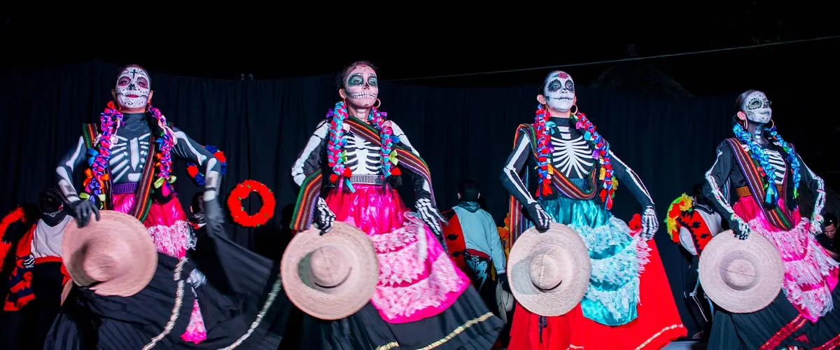 Mujeres con maquillaje de Catrina celebrando el Día de Muertos.