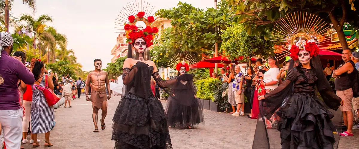 Catrina pintada en Puerto Vallarta en honor al Día de Muertos.