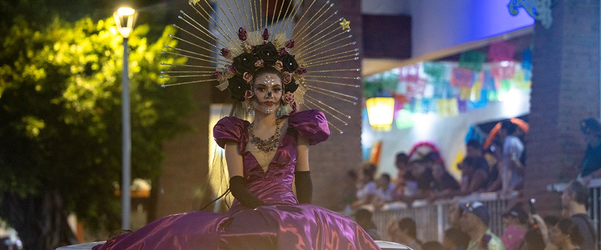 Mujer pintada como Catrina en Puerto Vallarta durante la celebración del Día de Muertos.