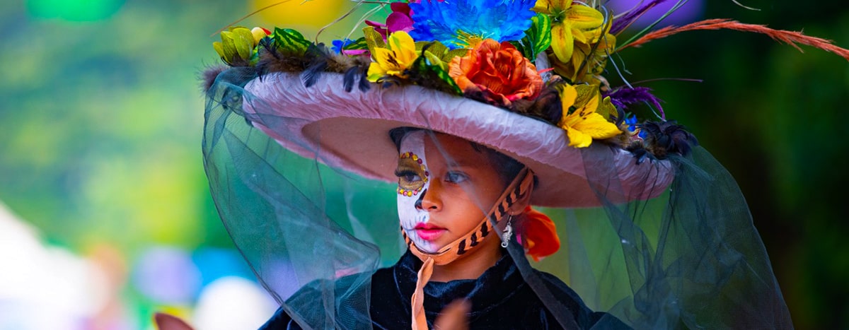 Niña caracterizada como Catrina para el Día de Muertos.