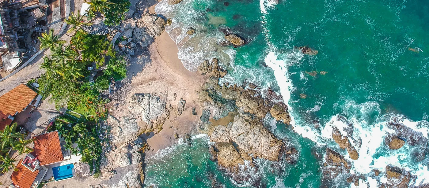 Vista aérea de playa rocosa, agua turquesa, Puerto Vallarta.