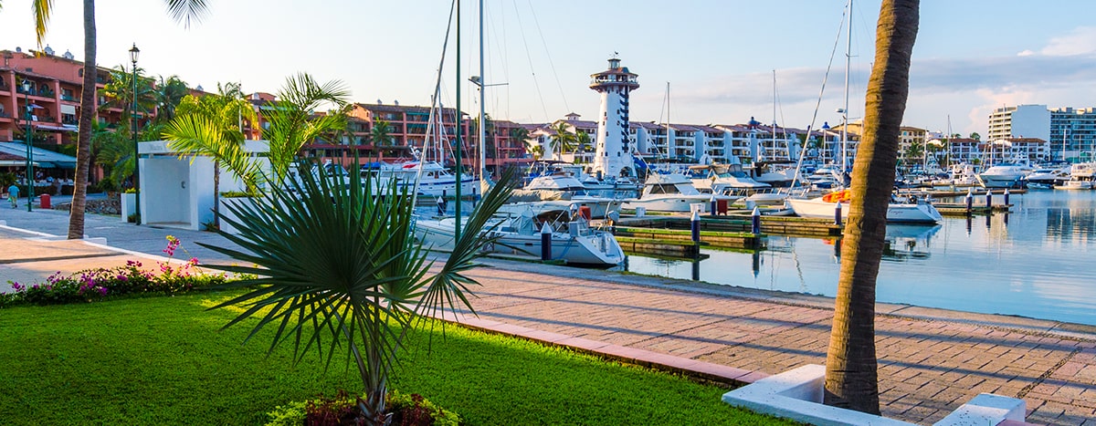 Caminata por el malecón de la Marina de Puerto Vallarta