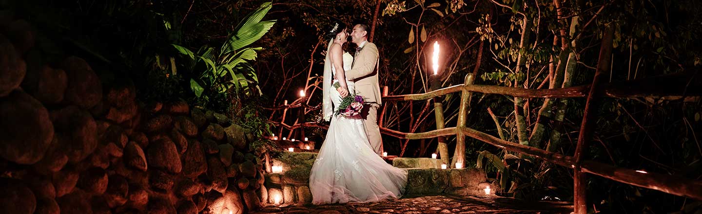 Beso de bodas en Puerto Vallarta