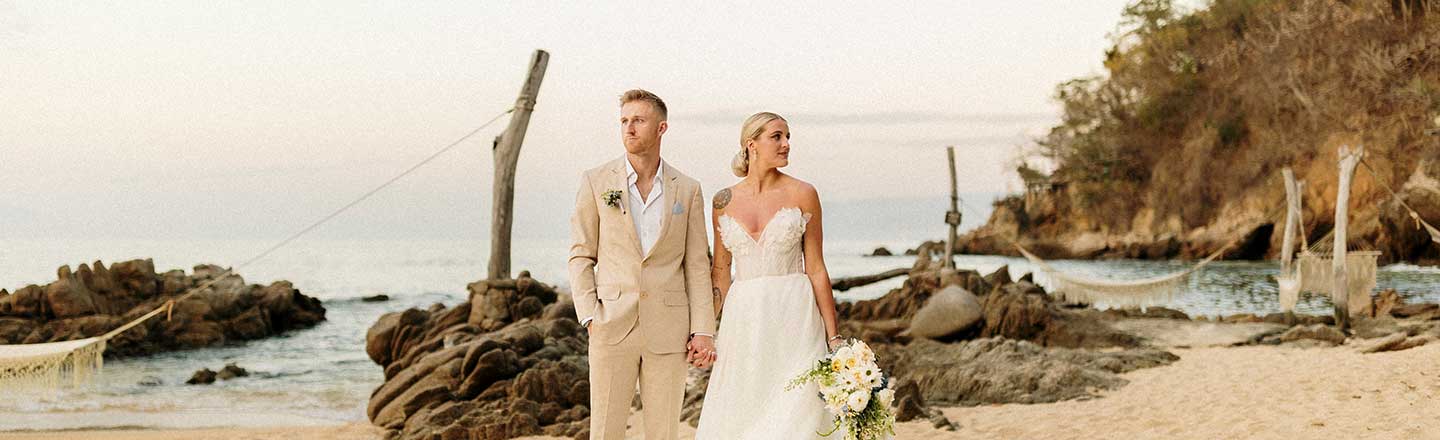 Pareja celebrando boda en playa de Puerto Vallarta
